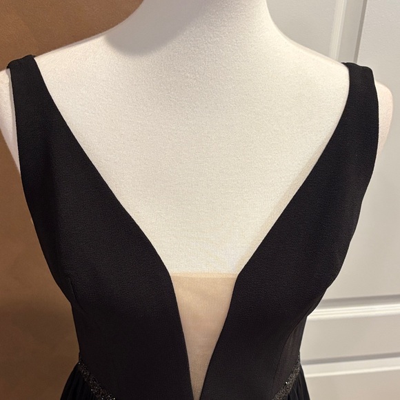 Elegant Black Midi Dress with Plunging Neckline - Picture 2 of 8